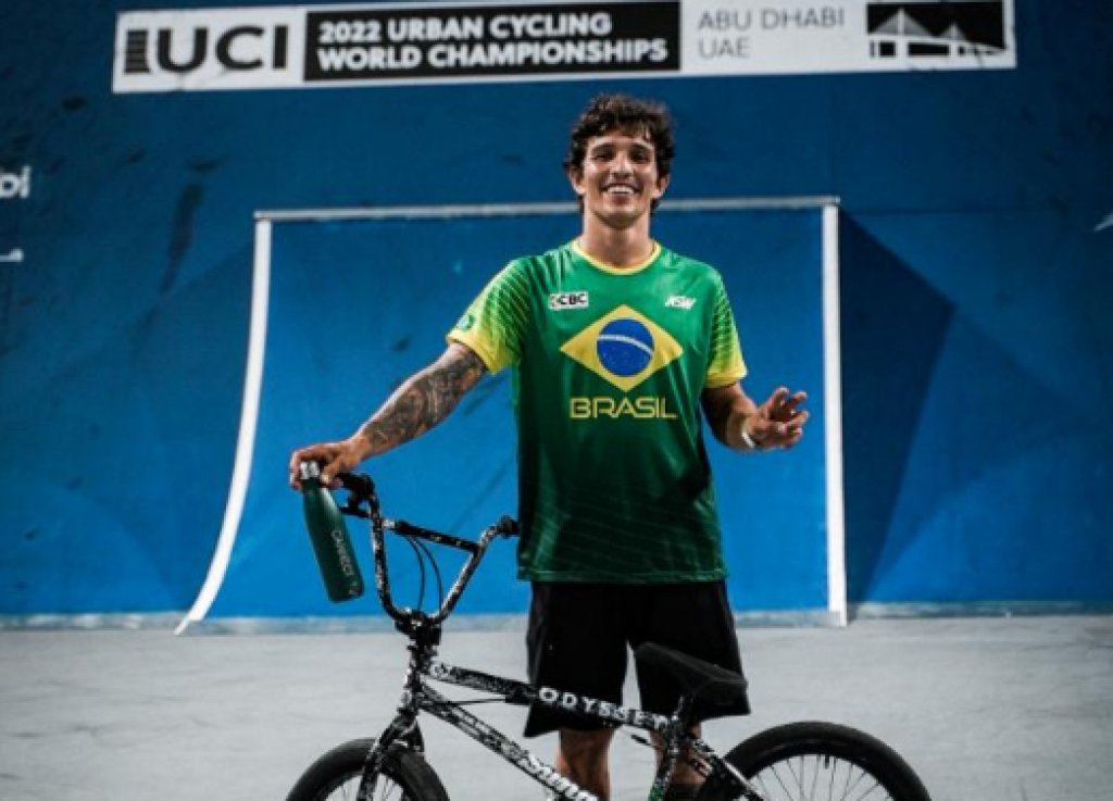 Gustavo Bala Loka conquista bronze inédito no BMX Freestyle dos